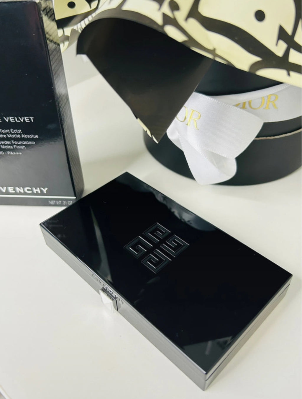 Givenchy – Fond de Teint Poudre Compact Matissime Velvet Teinte 04 Mat Beige – SPF 20