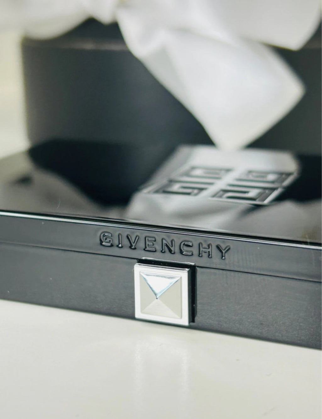 Givenchy – Fond de Teint Poudre Compact Matissime Velvet Teinte 04 Mat Beige – SPF 20