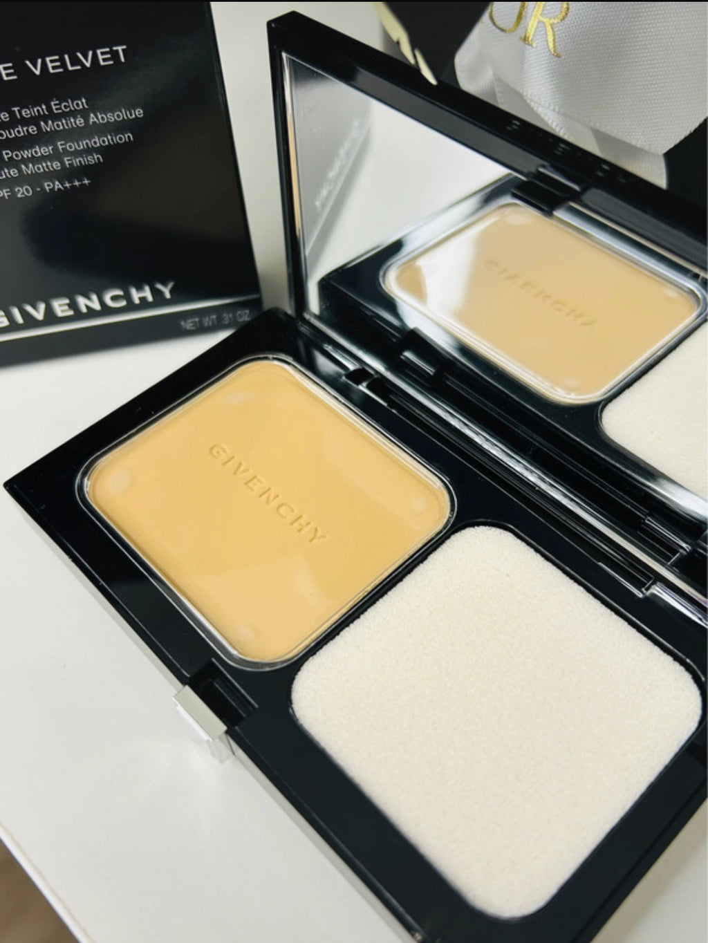 Givenchy – Fond de Teint Poudre Compact Matissime Velvet Teinte 04 Mat Beige – SPF 20