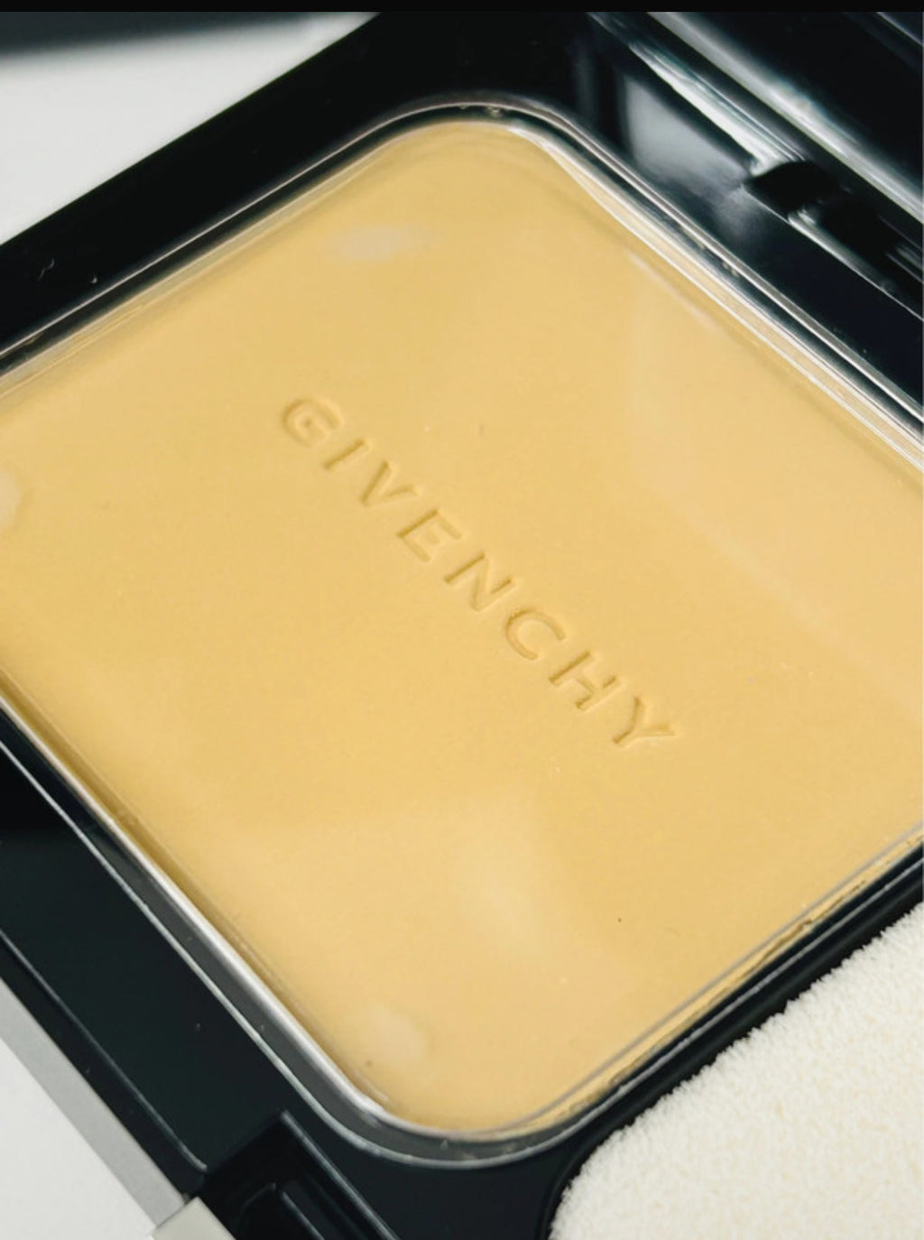 Givenchy – Fond de Teint Poudre Compact Matissime Velvet Teinte 04 Mat Beige – SPF 20