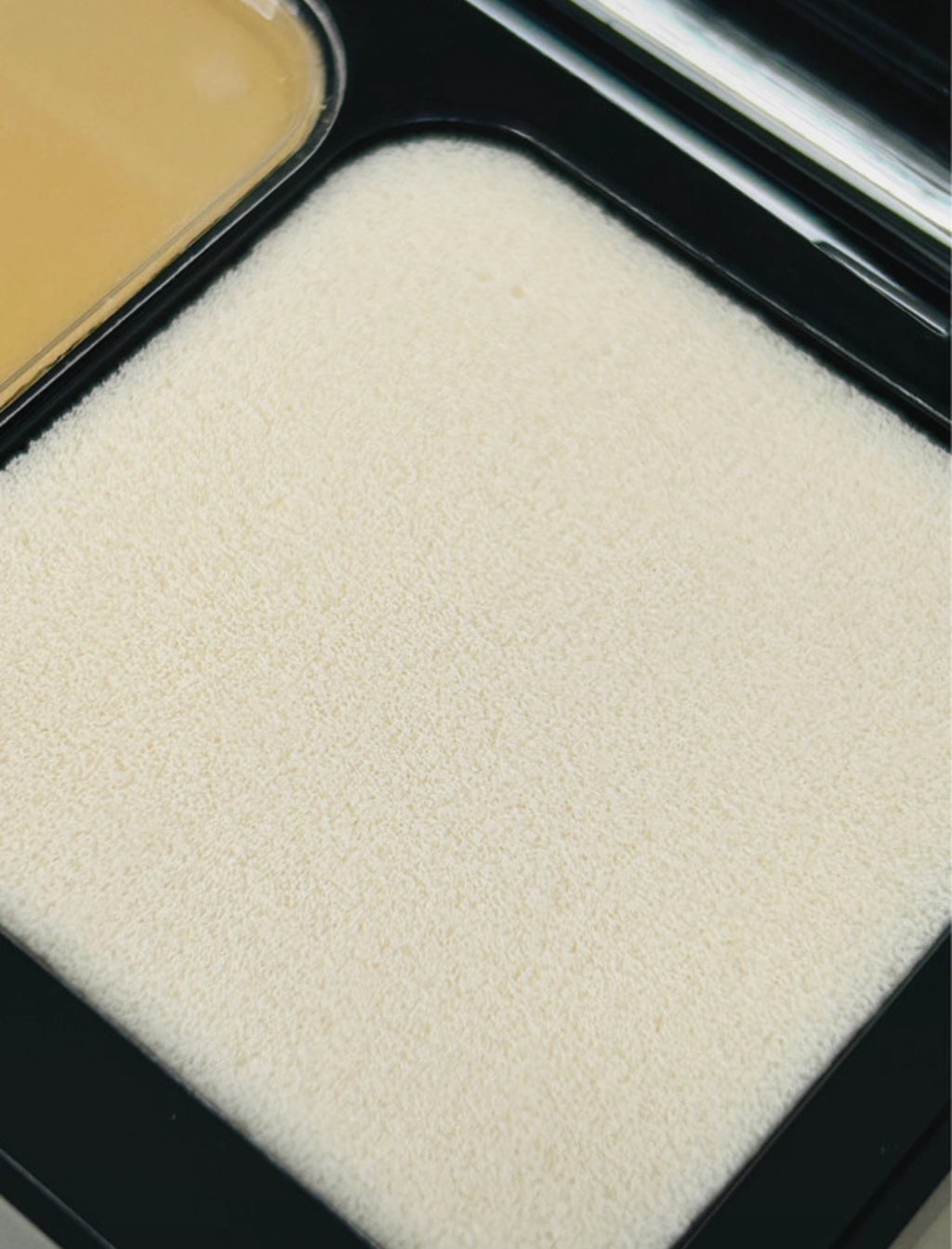 Givenchy – Fond de Teint Poudre Compact Matissime Velvet Teinte 04 Mat Beige – SPF 20